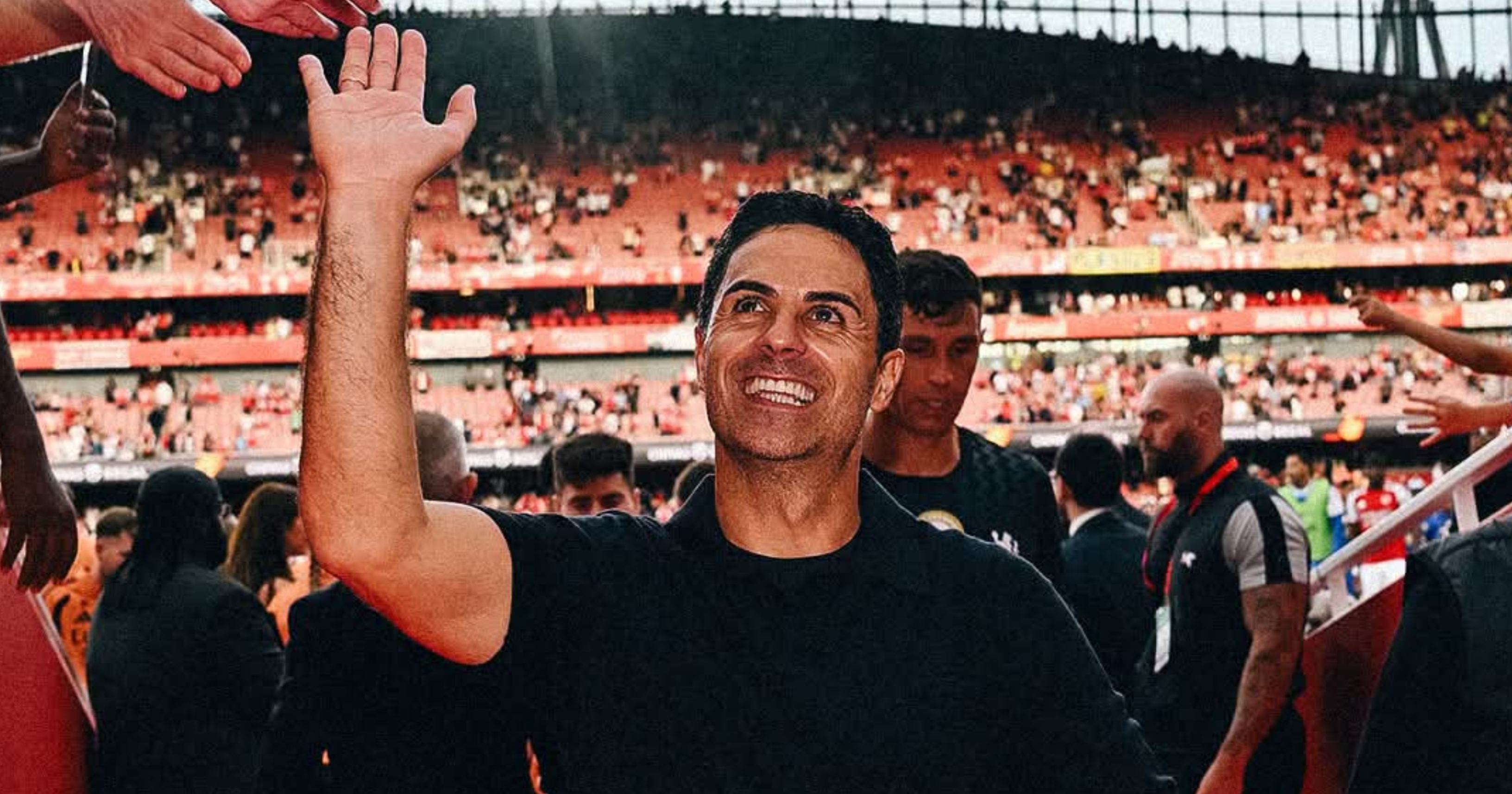 Mikel Arteta greating Arsenal fans